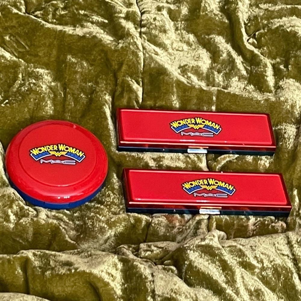 Wonder Woman Mac Cosmetics bundle eyeshadow and blush rare